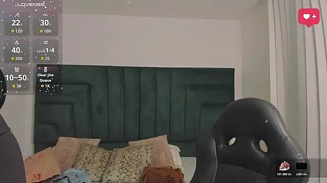 Snapshot of SaraWagner_ chatting on April 2026 12:11:02 AM SaraWagner online show from April 2026 12:11:02 AM