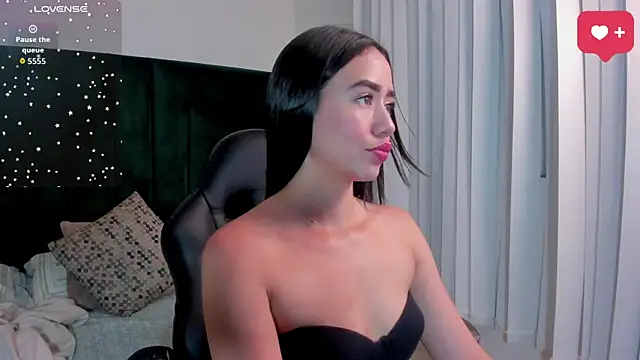 Snapshot of SaraWagner_ chatting on April 2026 12:11:02 AM SaraWagner online show from April 2026 12:11:02 AM