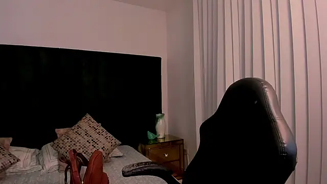 Snapshot of SaraWagner_ chatting on April 2026 12:15:01 AM SaraWagner online show from April 2026 12:15:01 AM