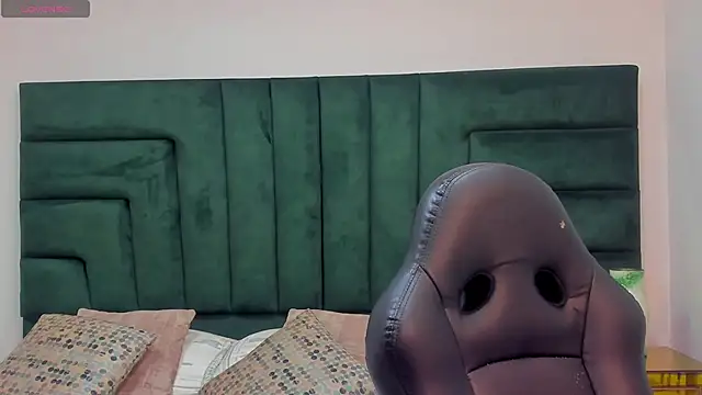 Snapshot of SaraWagner_ chatting on April 2026 12:04:01 AM SaraWagner online show from April 2026 12:04:01 AM