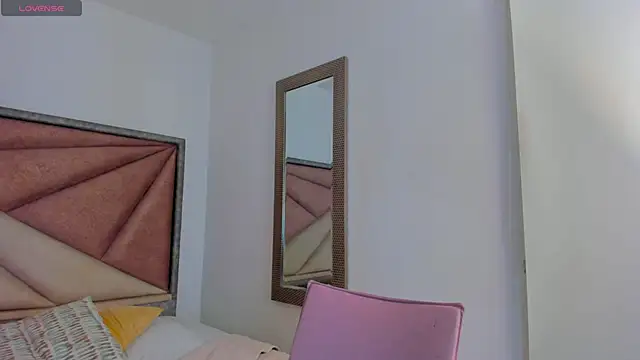 Snapshot of SaraWagner_ chatting on April 2026 12:11:02 AM SaraWagner online show from April 2026 12:11:02 AM