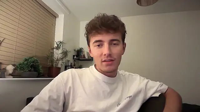 Snapshot of luciancrowe chatting on February 2026 01:43:02 AM luciancrowe online show from February 2026 01:43:02 AM