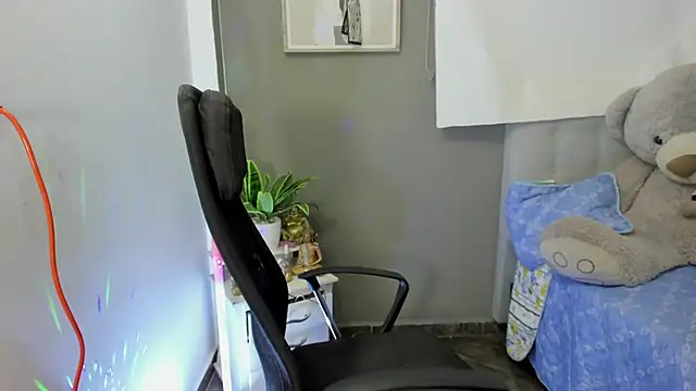 Snapshot of Allison_19__ chatting on November 2025 04:43:02 AM Allison 19 online show from November 2025 04:43:02 AM