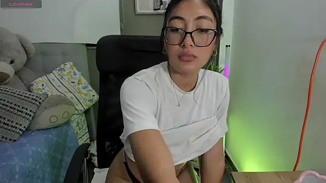 Snapshot of Allison_19__ chatting on November 2025 11:21:02 PM Allison 19 online show from November 2025 11:21:02 PM