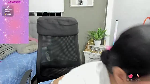 Snapshot of Allison_19__ chatting on December 2025 02:27:01 AM Allison 19 online show from December 2025 02:27:01 AM