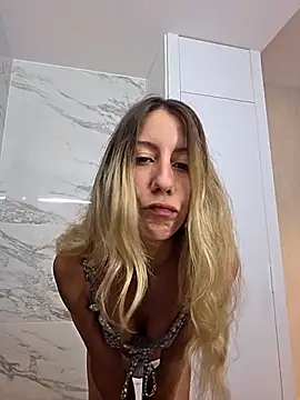 Snapshot of PetiteSecrets chatting on September 2025 07:53:01 AM PetiteSecrets online show from September 2025 07:53:01 AM