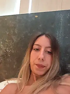 Snapshot of PetiteSecrets chatting on October 2025 11:28:01 AM PetiteSecrets online show from October 2025 11:28:01 AM