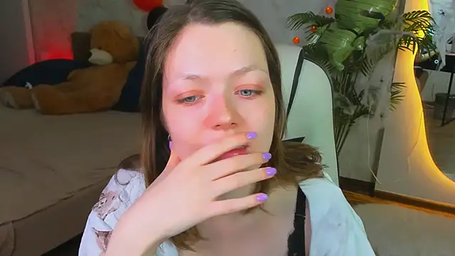 Lunar Lily online show from November 2025 05:43:02 AM