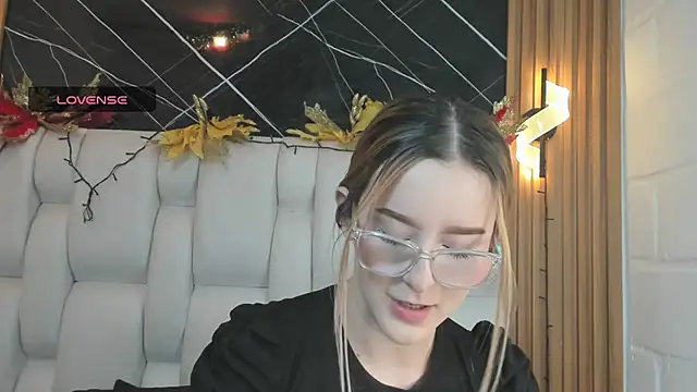 kristal joi dl online show from December 2025 01:04:02 PM