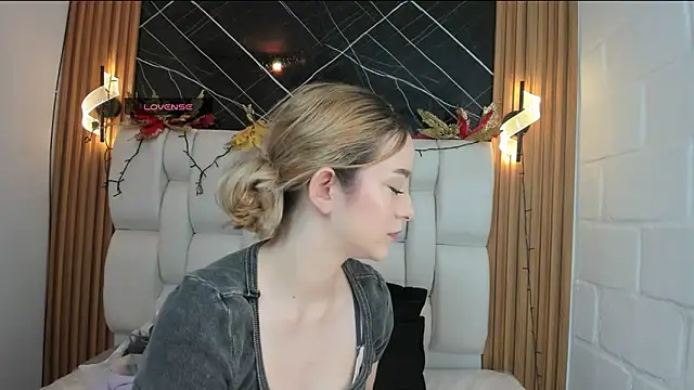 kristal joi dl online show from December 2025 01:18:01 PM