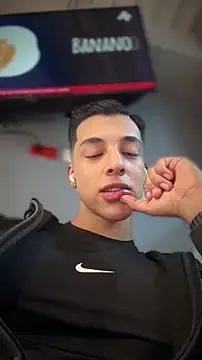 Snapshot of Troye_Williams chatting on March 2026 11:28:02 PM Troye Williams online show from March 2026 11:28:02 PM