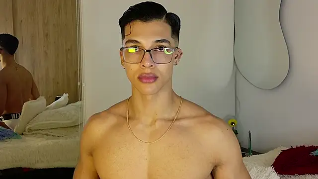 Snapshot of Troye_Williams chatting on April 2026 11:42:01 PM Troye Williams online show from April 2026 11:42:01 PM