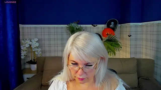 Snapshot of Hella_Fabel chatting on October 2025 01:17:01 AM Hella Fabel online show from October 2025 01:17:01 AM