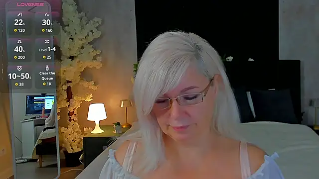 Snapshot of Hella_Fabel chatting on November 2025 01:11:01 AM Hella Fabel online show from November 2025 01:11:01 AM