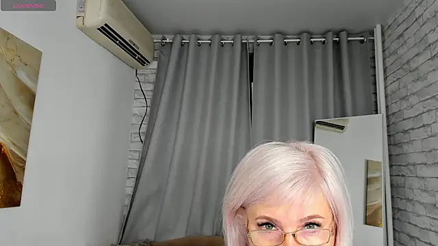 Snapshot of Hella_Fabel chatting on December 2025 01:11:02 AM Hella Fabel online show from December 2025 01:11:02 AM