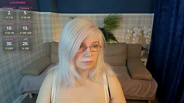 Snapshot of Hella_Fabel chatting on December 2025 01:13:02 AM Hella Fabel online show from December 2025 01:13:02 AM