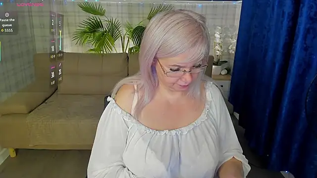 Snapshot of Hella_Fabel chatting on February 2026 01:11:01 AM Hella Fabel online show from February 2026 01:11:01 AM