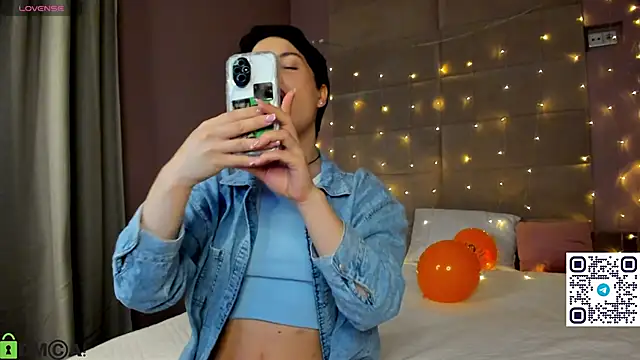 Snapshot of Adeline_Perle chatting on October 2025 01:29:01 AM Adeline Perle online show from October 2025 01:29:01 AM