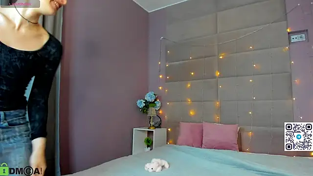 Snapshot of Adeline_Perle chatting on October 2025 01:17:01 AM Adeline Perle online show from October 2025 01:17:01 AM