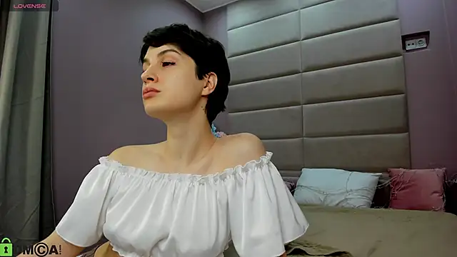 Snapshot of Adeline_Perle chatting on November 2025 01:26:01 AM Adeline Perle online show from November 2025 01:26:01 AM