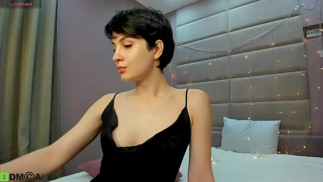 Snapshot of Adeline_Perle chatting on November 2025 01:16:02 AM Adeline Perle online show from November 2025 01:16:02 AM