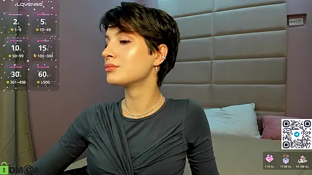 Snapshot of Adeline_Perle chatting on November 2025 01:11:01 AM Adeline Perle online show from November 2025 01:11:01 AM