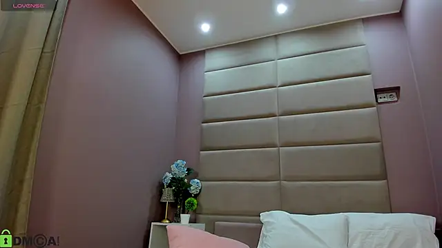 Snapshot of Adeline_Perle chatting on November 2025 01:17:02 AM Adeline Perle online show from November 2025 01:17:02 AM