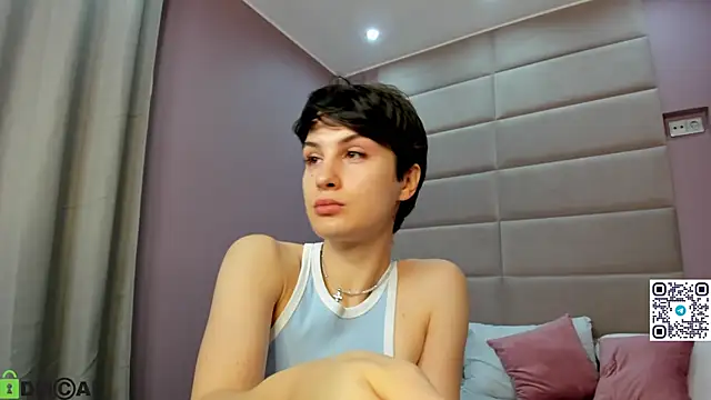 Snapshot of Adeline_Perle chatting on November 2025 01:04:02 AM Adeline Perle online show from November 2025 01:04:02 AM