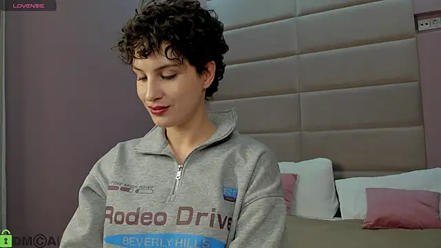 Snapshot of Adeline_Perle chatting on December 2025 01:02:02 AM Adeline Perle online show from December 2025 01:02:02 AM