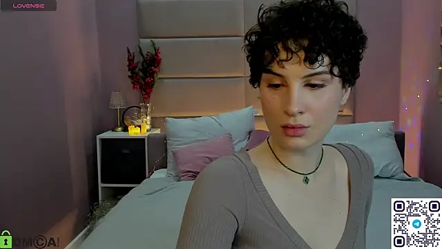 Snapshot of Adeline_Perle chatting on December 2025 01:14:02 AM Adeline Perle online show from December 2025 01:14:02 AM