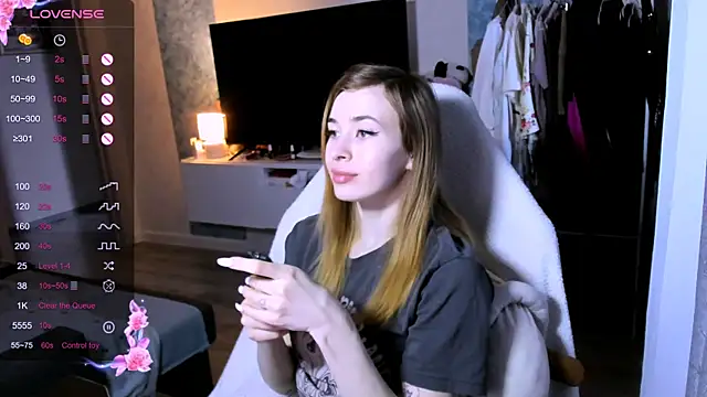 Snapshot of ZoyaMill chatting on April 2026 07:56:01 AM ZoyaMill online show from April 2026 07:56:01 AM