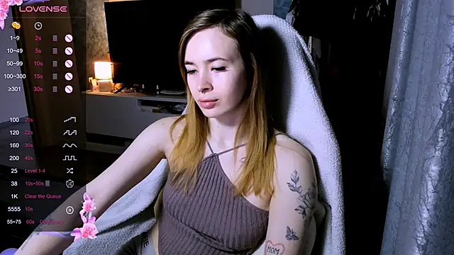 Snapshot of ZoyaMill chatting on April 2026 07:14:01 AM ZoyaMill online show from April 2026 07:14:01 AM