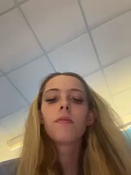 Angelloverxo online show from November 2025 09:59:01 PM