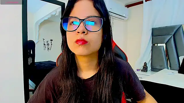 Snapshot of MiniLove_01 chatting on March 2026 12:11:01 PM MiniLove 01 online show from March 2026 12:11:01 PM