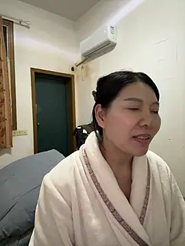 xiiuuff18 online show from November 2025 12:42:01 PM