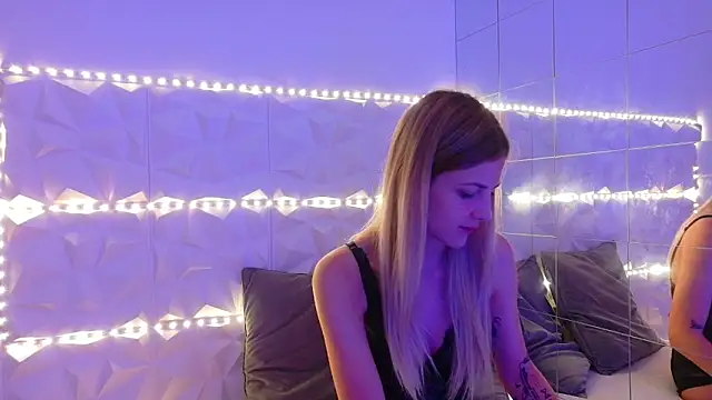 Aishha  online show from September 2025 05:18:02 AM