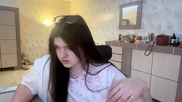 Snapshot of CarylWeatherholtz chatting on December 2025 12:22:02 PM CarylWeatherholtz online show from December 2025 12:22:02 PM