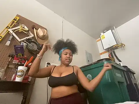 Snapshot of princesslivv chatting on April 2026 07:07:01 PM princesslivv online show from April 2026 07:07:01 PM