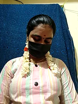 Snapshot of mini-queen chatting on April 2026 05:58:02 PM mini-queen online show from April 2026 05:58:02 PM