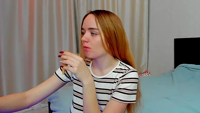 Snapshot of JanetShy chatting on September 2025 07:00:01 AM JanetShy online show from September 2025 07:00:01 AM