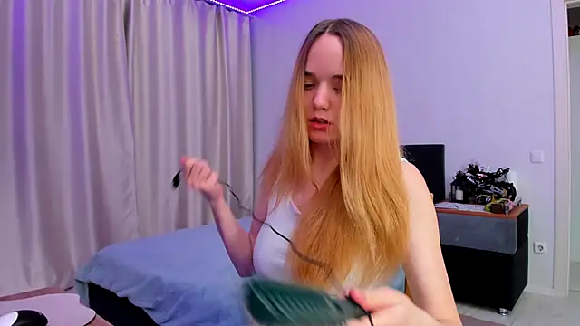 Snapshot of JanetShy chatting on October 2025 11:05:02 AM JanetShy online show from October 2025 11:05:02 AM