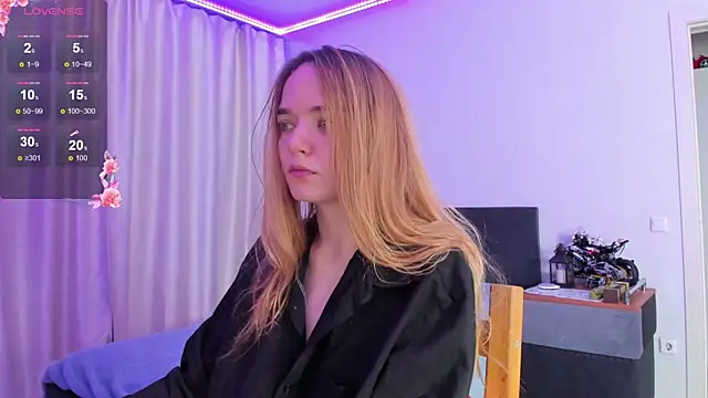 Snapshot of JanetShy chatting on October 2025 07:07:01 AM JanetShy online show from October 2025 07:07:01 AM