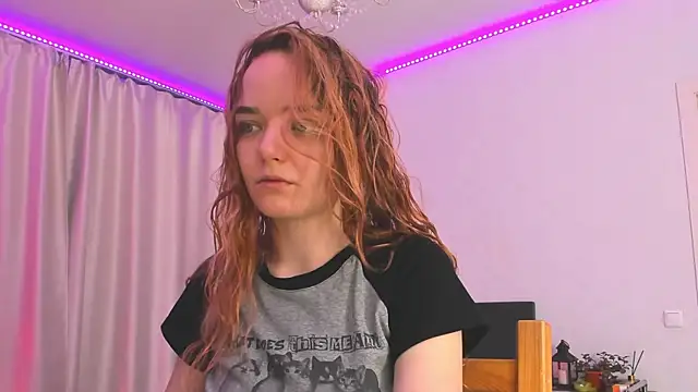 Snapshot of JanetShy chatting on November 2025 07:07:01 AM JanetShy online show from November 2025 07:07:01 AM