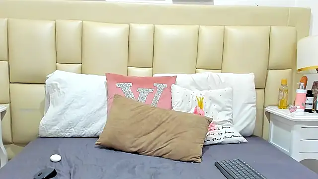 Snapshot of SkinnyGirl_28 chatting on November 2025 07:24:02 PM SkinnyGirl 28 online show from November 2025 07:24:02 PM