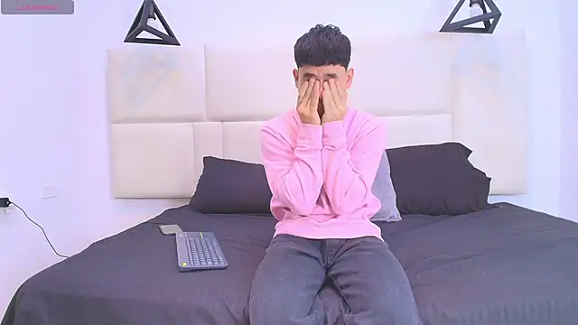 Snapshot of aron_twink66 chatting on September 2025 02:32:01 PM aron twink66 online show from September 2025 02:32:01 PM