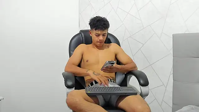 Snapshot of Alex_Colton7 chatting on October 2025 01:58:01 AM Alex Colton7 online show from October 2025 01:58:01 AM