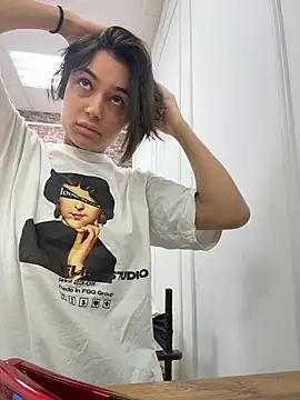 Snapshot of VioletAsh chatting on November 2025 04:24:01 AM VioletAsh online show from November 2025 04:24:01 AM