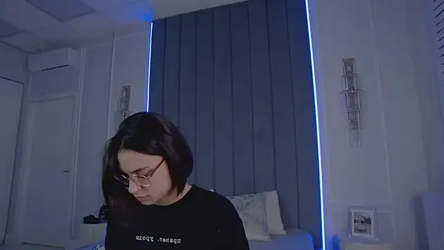 Snapshot of VioletAsh chatting on April 2026 04:20:02 AM VioletAsh online show from April 2026 04:20:02 AM