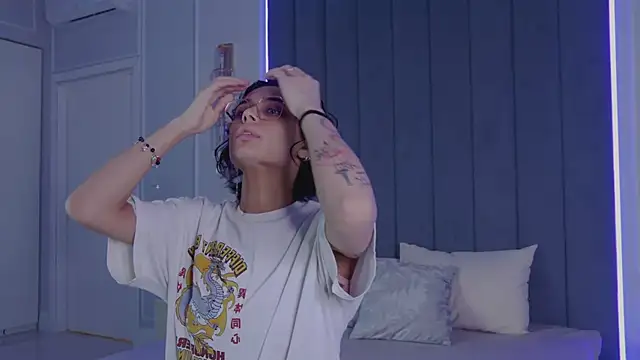 Snapshot of VioletAsh chatting on April 2026 04:29:01 AM VioletAsh online show from April 2026 04:29:01 AM