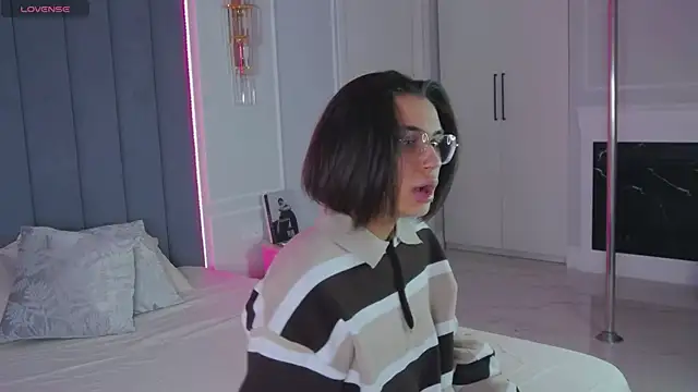 Snapshot of VioletAsh chatting on April 2026 04:14:02 AM VioletAsh online show from April 2026 04:14:02 AM